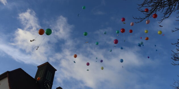 Zahlreiche bunte Luftballons mit Papiertauben machten sich als sichtbares Friedenszeichen auf den Weg in die Welt. Foto: Benjamin Kloos