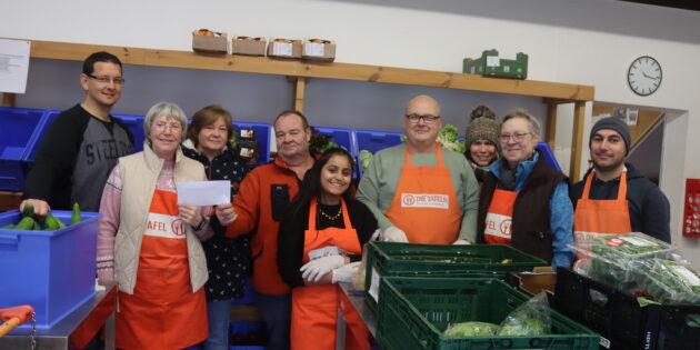 Carmen und Michael Leonhardt (2. u. 3. v.l.) überraschten die Tafel Lampertheim kurz vor Weihnachten mit einer großzügigen Spende – das Team um Tafelkoordinatorin Dr. Ute Weber-Schäfer (3.v.r.) dankte hierfür herzlich. Foto: Benjamin Kloos