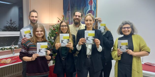 Mitarbeitende der AWO Suchthilfe und Prävention PRISMA freuen sich über die neue Präventionsbroschüre. Foto: AWO Bergstraße