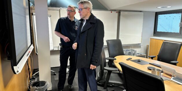 Landrat Christian Engelhardt besuchte in den frühen Morgenstunden am Montag die Lagerräume der Gefahrenabwehr des Kreises Bergstraße, um sich ein Bild der Lage zu machen. Foto: oh