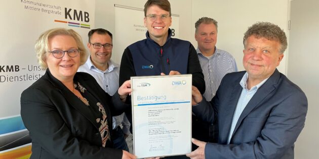 Nicole Rauber-Jung (Verbandsvorsteherin), Lars Stuckert (Leiter Geschäftsbereich Stadtentwässerung), Carsten Blech (Geschäftsführer DWA-Landesverband), Daniel Zimmermann (Leiter Geschäftsbereich Kläranlagenbetrieb) und Frank Daum (Geschäftsführer KMB) bei der Übergabe der Urkunde. Foto: oh