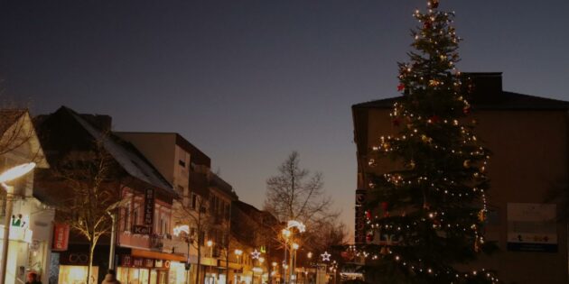 Der noch schneebedeckte Schillerplatz mit Weihnachtsbaum, Sterne über der Kaiserstraße und hell erleuchtete Schaufenster prägten beim Candlelight Shopping das Stadtbild. Foto: Hannelore Nowacki