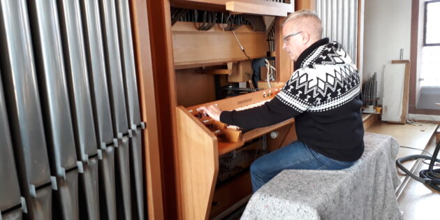 Orgelsachverständiger Rainer Groß überprüft die Orgel. Foto: oh