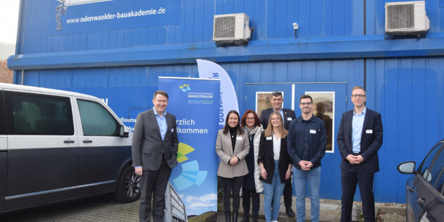 Die Hauptakteure der Veranstaltung (von links): Dr. Matthias Zürker, Geschäftsführer der Wirtschaftsregion Bergstraße / Wirtschaftsförderung Bergstraße GmbH (WFB), Laura Odenwälder, Projektmanagerin Unternehmensentwicklung bei der Odenwälder Baumaschinen GmbH, Andrea Odenwälder, Leitung Personal bei der Odenwälder Baumaschinen GmbH, Sven Hagenberger, WFB-Projektmanager (hinten), Luisa Schmitt und Max Jünger, Hammerjobs – Lean Recruiting GmbH, sowie Felix Fischer, WFB-Projektmanager. Foto: WFB