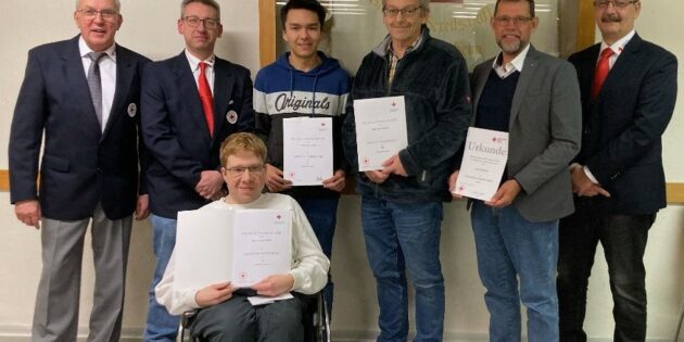 Der DRK Ortsverband Lampertheim ehrte Mitglieder für langjährige aktive Mitarbeit: Thomas Peppler (Ortsvereinsvorsitzender), Christian Schmidt (Bereitschaftsleiter), Julian Dicker (5 Jahre), Bernd Kraus (30 Jahre), Thomas Götz (40 Jahre), Felix Kusicka (stv. Vorsitzender Kreisverband; hintere Reihe von links nach rechts), Janis Steffan (15 Jahre; vorne). Foto: oh