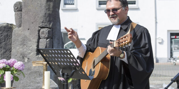 Pfarrer Munstein ist auch „musikalisch unterwegs“. Foto: oh