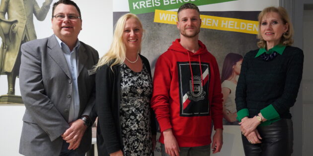 Kennenlernen im Landratsamt: Der neue Jugendkoordinator der Polizeidirektion Bergstraße Johannes Emanuel Hofmann (2. v. re.) stellte sich der Ersten Kreisbeigeordneten Diana Stolz (2. v. li.) sowie Jugendamtsleiter Kai Kuhnert (links) und der Präventionsbeauftragten Reinhild Zolg vor. Foto: oh