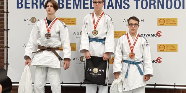Florian Ruckteschler (l.) vom 1. Judo-Club Bürstadt bei der Siegerehrung. Foto: oh 