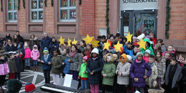 Mit Liedern und Gedichten wurde der diesjährige Adventskalender der Schillerschule Lampertheim eröffnet. Foto: Nadine Schütz