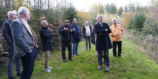 Forstamtsleiter Ronny Kolb (4.v.l.) informierte Landrat Christian Engelhardt (2.v.r.) und die Mitglieder des Nachhaltigkeitsbeirats vor Ort über die Auswirkungen des Klimawandels auf die Bergsträßer Wälder. Foto: oh