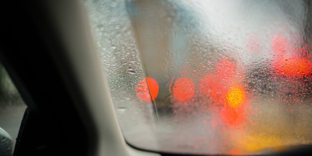 Im Winter kann die Feuchtigkeit im Auto zunehmen. Foto: Pixabay: Rudy & Peters Kitterians 