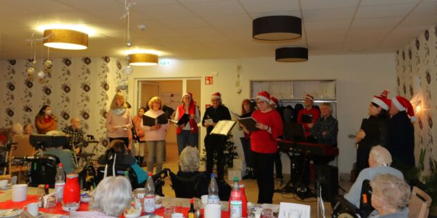 Zum kleinen Programm mit dem Chor „Stimmt so!“ unter der Leitung von Ursula Litzinger gehörten Advents- und Weihnachtslieder zum Zuhören und Mitsingen und Gedichtvorträge.  Foto: Hannelore Nowacki