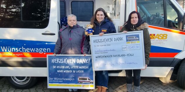 Das Team des ASB-Wünschewagen freut sich über die große Spende, die im Rahmen des Glühweinfestes in der Falltorstraße zusammen kam. Foto: oh