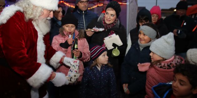Zum Nikolausmarkt gehört auch der Nikolaus, der für viele Kinder ein Geschenk mitgebracht hatte. Foto: Hannelore Nowacki