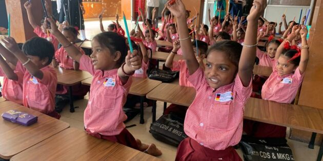 Die Elisabeth-Selbert-Schule spendete kurz vor Weihnachten an den Verein Mädchenschule Khadigram e. V., damit auch Mädchen aus den Slums lesen, schreiben und rechnen lernen können. Foto: oh