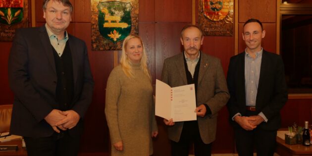 Hans-Michael Platz erhielt den Ehrenbrief des Landes Hessen, unterzeichnet vom Ministerpräsidenten, von der Ersten Kreisbeigeordneten Diana Stolz im Sitzungssaal des Bibliser Rathauses, mit Bürgermeister Volker Scheib und dem Vorsitzenden der Gemeindevertretung Konstantin Großmann als Gastgeber. Foto: Hannelore Nowacki