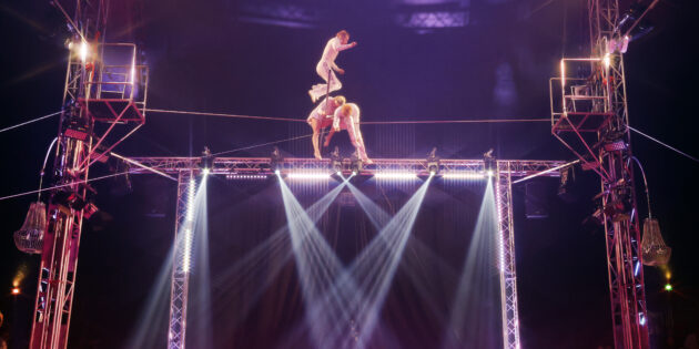 BUZ: Akrobatik und Balance auf hohem Niveau bietet der Wormser Weihnachtscircus Cristallo noch bis zum 8. Januar auf dem Festplatz am Rhein. Foto: Rudolf Uhrig