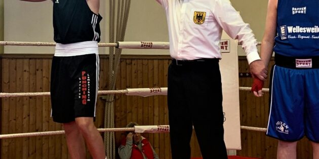 Bei der Siegerehrung: Danil Lobanov (links). Foto: oh