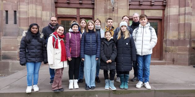 Die Messdiener der Pfarrgruppe Bürstadt besuchten den Weihnachtsmarkt in Straßburg. Foto: oh