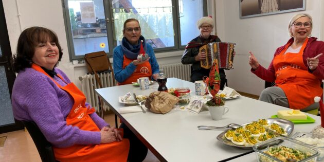 Freuen sich über die Spende und die Musik von Klaus-Bernd Adams: Brigitte Harvey, ehrenamtliche Teamleiterin Tafel Lampertheim, Ursel Beck, ehrenamtliche Helferin Tafel Lampertheim und Gundula Klag, ehrenamtliche Teamleiterin Tafel Lampertheim. Foto: oh