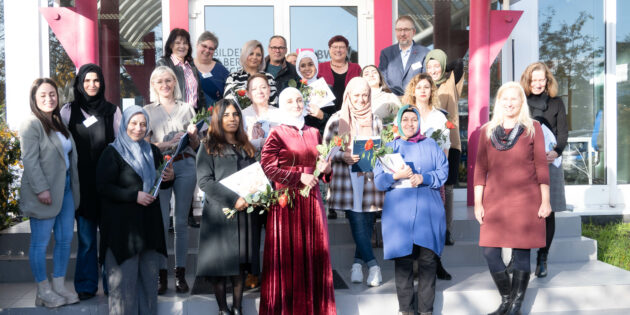 Grund zum Jubel: Die Absolventinnen der Weiterbildungsmaßnahme „Qualifizierung zur pädagogischen Mitarbeiterin als Zusatzkraft“ zusammen mit der Ersten Kreisbeigeordneten Diana Stolz und weiteren Beteiligten vor dem Gebäude des Bildungswerkes der Hessischen Wirtschaft e. V. in Bensheim. Foto: oh