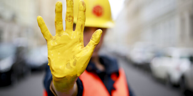 Rote Karte im Fußball – „Gelbe Hand“ im Betrieb. Beim gleichnamigen Wettbewerb sollen Azubis und Berufsschüler aus dem Kreis Bergstraße mitmachen, die ein eigenes Projekt gegen Rassismus und für ein solidarisches Miteinander auf die Beine gestellt haben. Dazu ruft die IG BAU auf. Foto: IG BAU | Tobias Seifert
