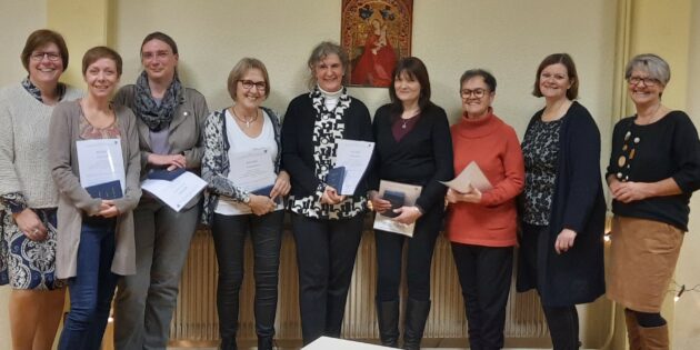 Kursleiterin Margarete Keilmann, Claudia Gabel, Marina Lochbühler, Christine Göpfert, Bonny Spindler, Alexandra Schneider, Isolde Reinhardt, Sabine Gerber 1. Vorsitzende und Kursleiterin Gaby Weiß-Szpera (v.l.). Foto: oh