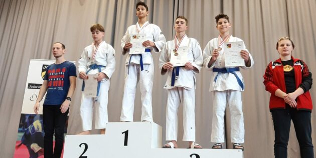 Dimitar Atanassov (rechts auf Platz 3) bei der Siegerehrung. Foto: oh