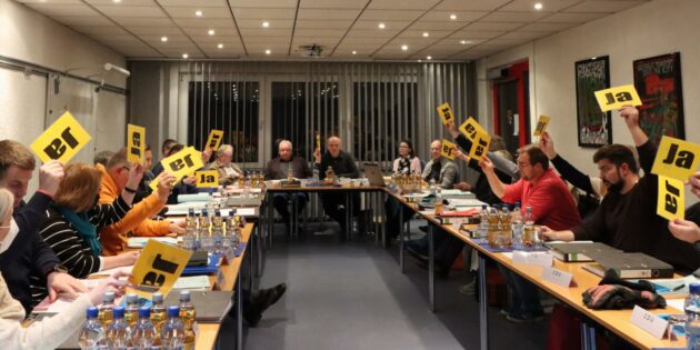 Nach langer Zeit fand die Sitzung der Gemeindevertretung wieder im Sitzungssaal des Rathauses statt. Die gelbe Ja-Karte und die blaue Nein-Karte wird bei Abstimmungen gehoben. Foto: Hannelore Nowacki