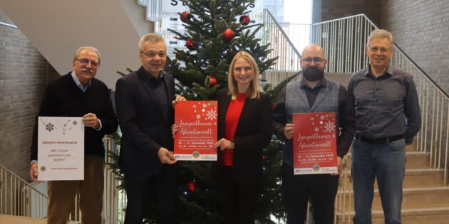 Der Adventsmarkt des Lions Club in und um die Notkirche bietet am dritten Adventswochenende zahlreiche weihnachtliche Dekorationsideen – Lions-Präsidentin Caroline Wahl (Mitte), Heiner Veltman (l.), Christopher Daurer (2.v.r.), Johannes Haefele (r.) und Bürgermeister Gottfried Störmer (2.v.l.) freuen sich auf zahlreiche Besucher. Foto: Benjamin Kloos