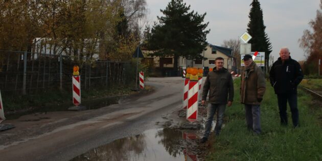 Wasserlachen und Warnbaken engen die Fahrbahn ein, bei Gegenverkehr nur im Wechsel möglich. Foto: Hannelore Nowacki