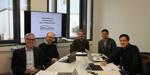 Das Zahlenwerk des Wirtschaftsplans 2023 und die Baumaßnahmen bei 18 Schulen des Kreises Bergstraße und zwei weiteren Liegenschaften waren Thema des Pressetermins mit Landrat Christian Engelhardt (von links), Johannes Kühn (Technischer Betriebsleiter des Eigenbetriebs), Alexander Löffelholz (Abteilung Grundsatz und Kreisentwicklung), Stefan Lienert (Stabsstelle Controlling des Eigenbetriebs) und Simon Menden (Kaufmännischer Leiter des Eigenbetriebs). Foto: Hannelore Nowacki