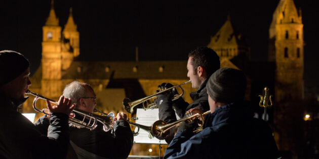 Ein Höhepunkt der Adventszeit in Worms: Das Turmblasen. Foto: Bernward Bertram
