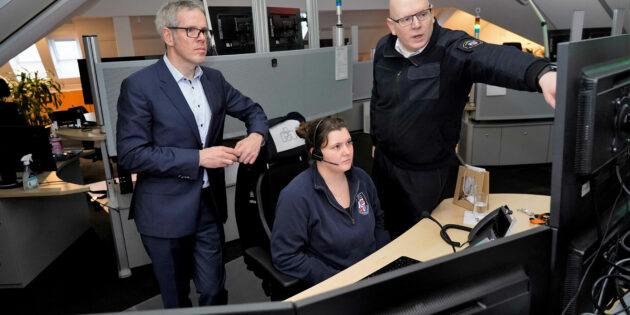Landrat Christian Engelhardt (li.) und Markus Stracke (re.), stellvertretender Abteilungsleiter des Bereichs Gefahrenabwehr, informierten über die durch die Leitstelle koordinierten Einsätze im Kreis Bergstraße. In der Bildmitte zu sehen ist Jenny Fritz, Mitarbeiterin in der Leitstelle. Landrat Engelhardt bedankte sich bei den Mitarbeitenden für ihren Dienst auch an Feiertagen wie Weihnachten und Silvester. Foto: oh