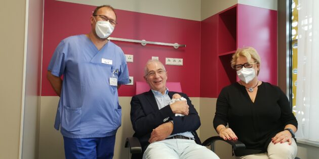 Fördervereinsvorstand Prof. Dr. Heino Skopnik weihte den neuen XXL-Kängurustuhl gemeinsam mit Samuel Lippke und Tanja Hammerle (Fundraising Klinikum Worms) offiziell ein. Foto: Klinikum Worms