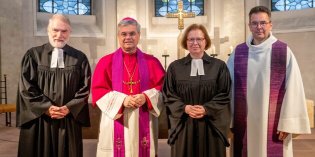Die Zelebranten des ökumenischen Gottesdienstes (v.l.) Dr. Klaus-Volker Schütz, Weihbischof Dr. Udo Bentz, stellv. EKHN-Kirchenpräsidentin Ulrike Scherf und Pfarrer Christian Stamm. Foto: Karl Kübel Stiftung / Thomas Neu