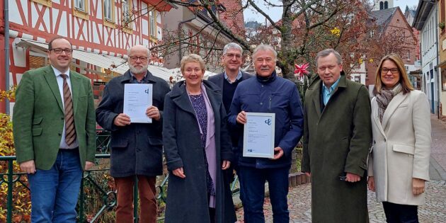 Bgm. Dr. Sascha Weber, Karl-Theo Reichert, Anja Hahn, Sebastian
Schröder (ZKÜ), Friedel Sattler, Bgm. Markus Röth,
Bgm. Angelika Beckenbach freuen sich über die Zertifizierung
der neuen Gästeführer (Bild: ZKÜ)