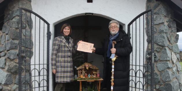 Pilgerfreund und Ehrenbürger Jürgen Manske (r.) konnte Tafelkoordinatorin Dr. Ute Weber-Schäfer (l.) am Dreikönigstag und an der Hubertuskapelle eine Spende überreichen. Foto: Benjamin Kloos