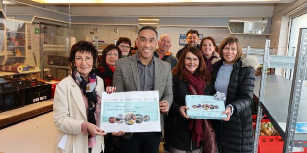 Durch gemeinsame interkulturelle Aktivitäten in der Integrationsarbeit kam die Spendensumme von genau 1.057,37 Euro für die Tafel zusammen. Im Bild (von links vorne): Bürgermeisterin Barbara Schader mit Abdalla Gdoura (Interkulturelles Büro), Gerasimoula Grigoraki (Stadt Bürstadt) mit Dr. Ute Weber-Schäfer (Tafel), Edith Held (kfd), Beate Horlé (Tafel), Oliver Haberer (Quartiersbüro), Anastasios Gantolias (Integrationskommission) und Stefanie Reis (Quartiersbüro). Foto: Hannelore Nowacki