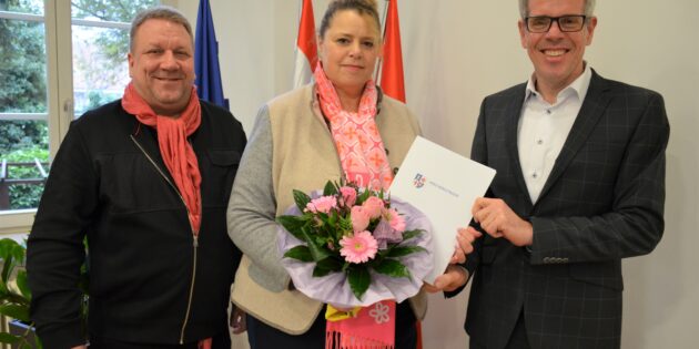 Landrat Christian Engelhardt (re.) und der Hauptamtliche Kreisbeigeordnete Matthias Schimpf (li.) bedankten sich bei der Leiterin der Erhebungsstelle Zensus 2022 Alexandra Radies. Foto: oh