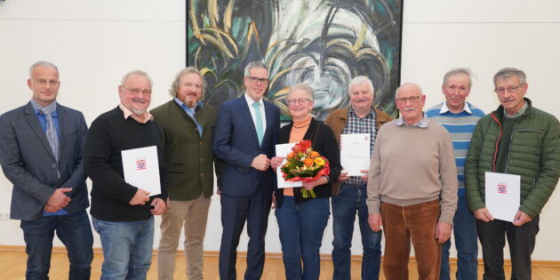 Nach teilweise mehr als 50 Jahren Mitgliedschaft wurden die ausscheidenden Landwirte des Gebietsausschusses sowie Ortslandwirte von Landrat Christian Engelhardt (4. von links), Kreislandwirt Sebastian Glaser (3. von links) und Thomas Renkert (Abteilungsleiter der Abteilung Ländlicher Raum des Kreises Bergstraße, links) für ihr ehrenamtliches Engagement geehrt. Foto: oh