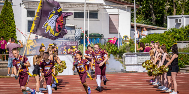 Wenn die Flaggies der Redskins das Spielfeld entern, dann steht ihnen sehr oft ein Sieg bevor. Ob ihnen das auch in der Halle gelingen wird? Foto: Dirk Wilhelm, Redskins