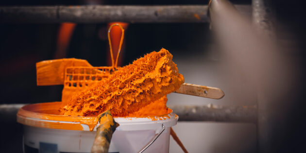 Buntes Handwerk: Maler und Lackierer streichen Wände, Türen, Heizkörper – und jetzt auch mehr Lohn ein. Foto: IG BAU | Tobias Seifert