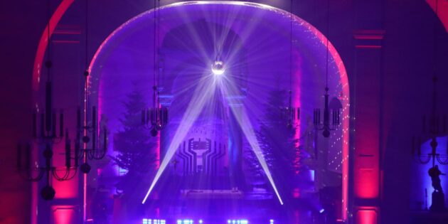 „Kirche im Licht“ - der besondere Gottesdienst in der Pfarrkirche St. Michael mit einzigartiger Lichtkunst und inspirierenden Wortbeiträgen begeisterte die Besucher, die zum Abschluss nach knapp einer Stunde Applaus spendeten. Foto: Hannelore Nowacki