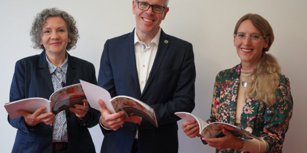 Landrat Christian Engelhardt stellte mit Martina Zwecker (Fachstelle Leben im Alter des Kreises Bergstraße, links) und Susanne Hagen (Vorsitzende des Kreisseniorenbeirats des Kreises Bergstraße) die achte, überarbeitete und ergänzte Auflage des Seniorenwegweisers des Kreises Bergstraße vor. Foto: oh