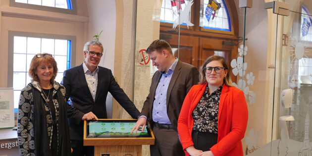 Dr. Jutta Weber, Geschäftsführerin Geo-Naturpark, Landrat Christian Engelhardt, 1. Vorsitzender des Geo- Naturparks, Dr. Matthias Zürker, Geschäftsführer der Wirtschaftsförderung Bergstraße GmbH und Simone Paepke, Leiterin der Tourist-Information NibelungenLand (v.l.). Foto: Geo-Naturpark 