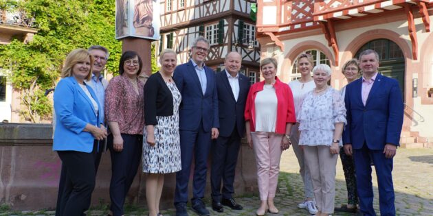 Landrat Christian Engelhardt (5. v. li.) und die Erste Kreisbeigeordnete Diana Stolz (4. v. li.) mit einer Delegation aus dem litauischen Partnerlandkreis Kaunas um Landrat Valerijus Makunas (rechts neben Landrat Engelhardt) bei deren Besuch in Heppenheim. Foto: oh
