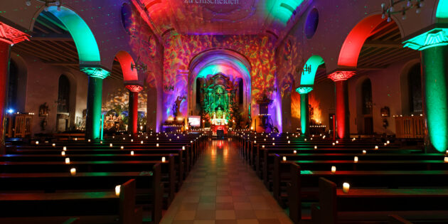 Die Kirche erstrahlt in bunten Farben