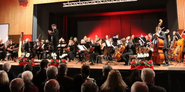 Die Starkenburg Philharmoniker unter der Leitung von Günther Stegmüller, der das Orchester vor 20 Jahren gründete, begeisterte das Publikum. Foto: Hannelore Nowacki