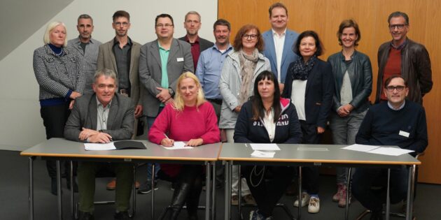 Zur Unterzeichnung der Vereinbarung kamen neben der Ersten Kreisbeigeordneten Diana Stolz (vorne, zweite von links) Vertreterinnen und Vertreter der beteiligten Institutionen zu einem gemeinsamen Unterzeichnungstermin zusammen. Foto: oh